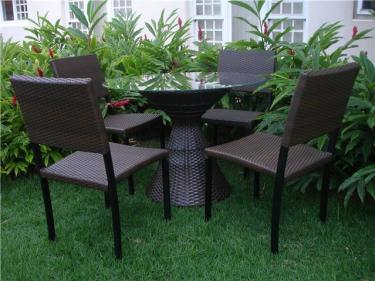 conjunto em um jardim com uma mesa e cadeiras em fibra sintetica